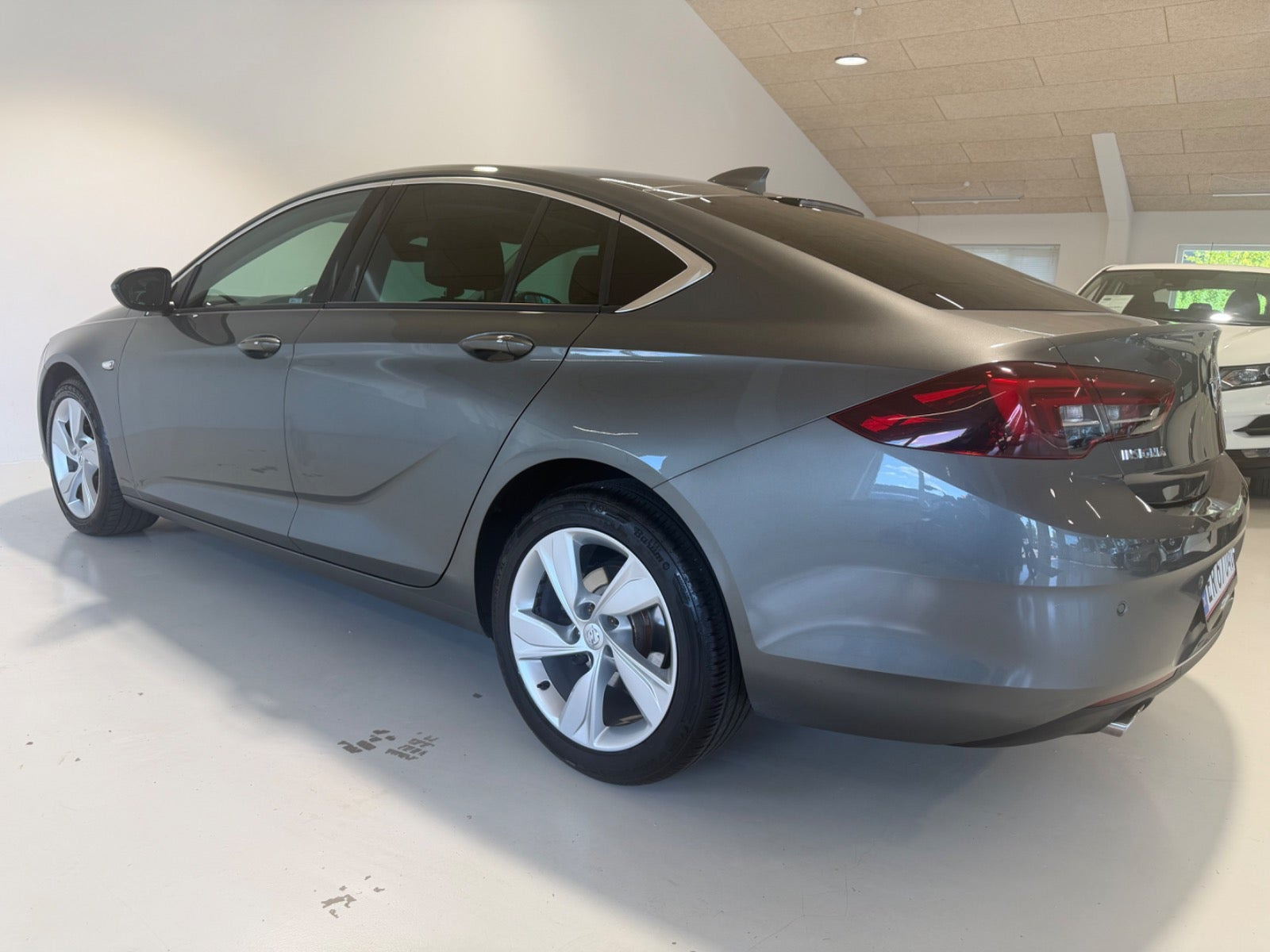 Grå Opel Insignia fra 2018