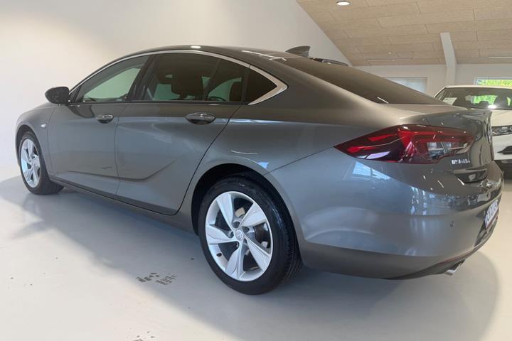 Grå Opel Insignia fra 2018