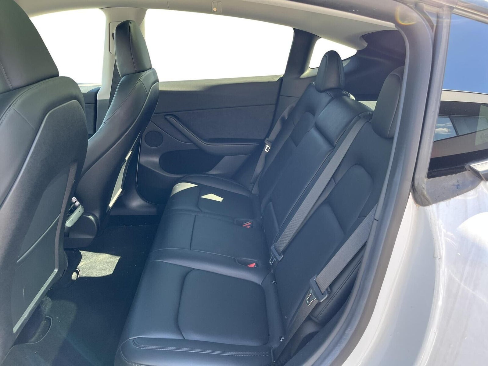 Hvid Tesla Model Y fra 2022