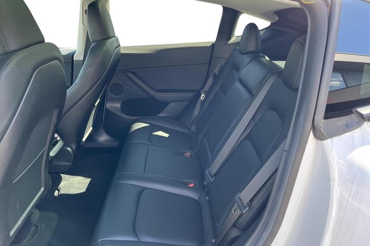 Hvid Tesla Model Y fra 2022
