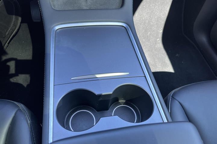 Hvid Tesla Model Y fra 2022