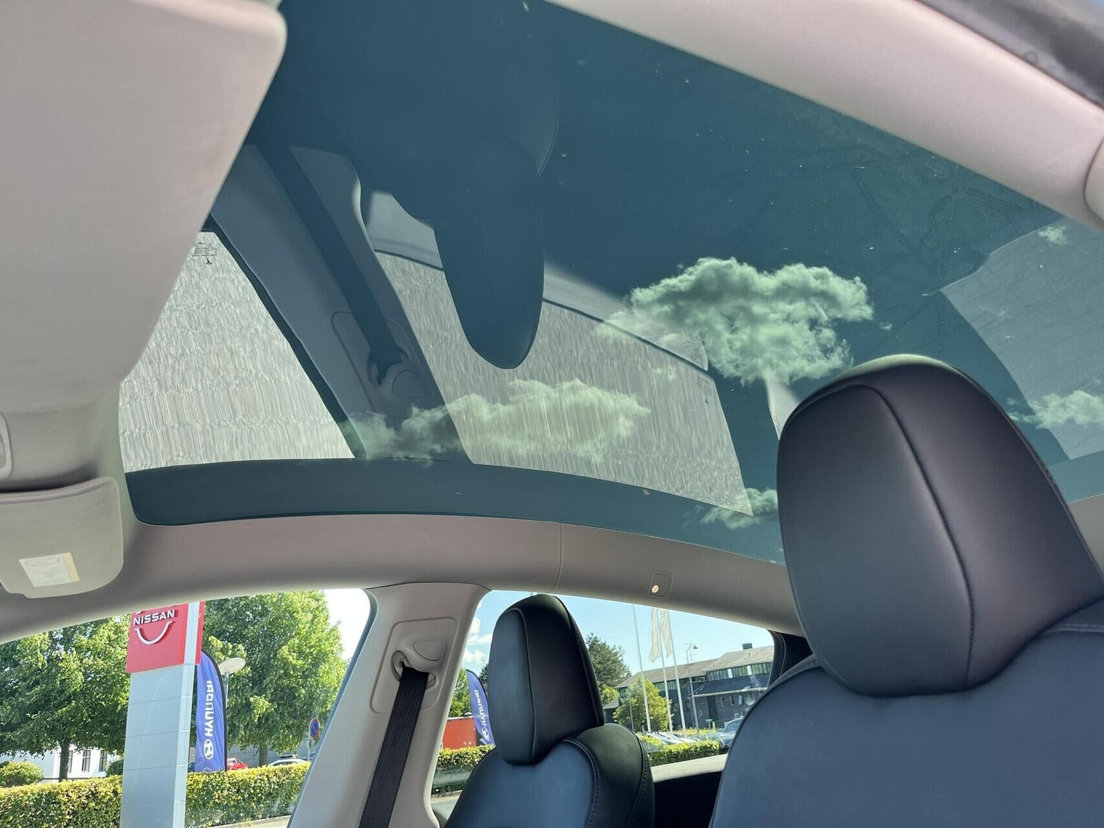 Hvid Tesla Model Y fra 2022