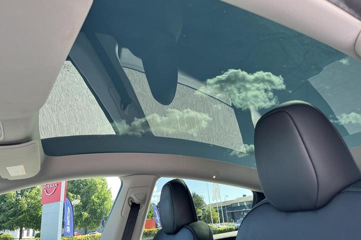 Hvid Tesla Model Y fra 2022