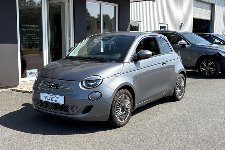 Grå Fiat 500e fra 2023