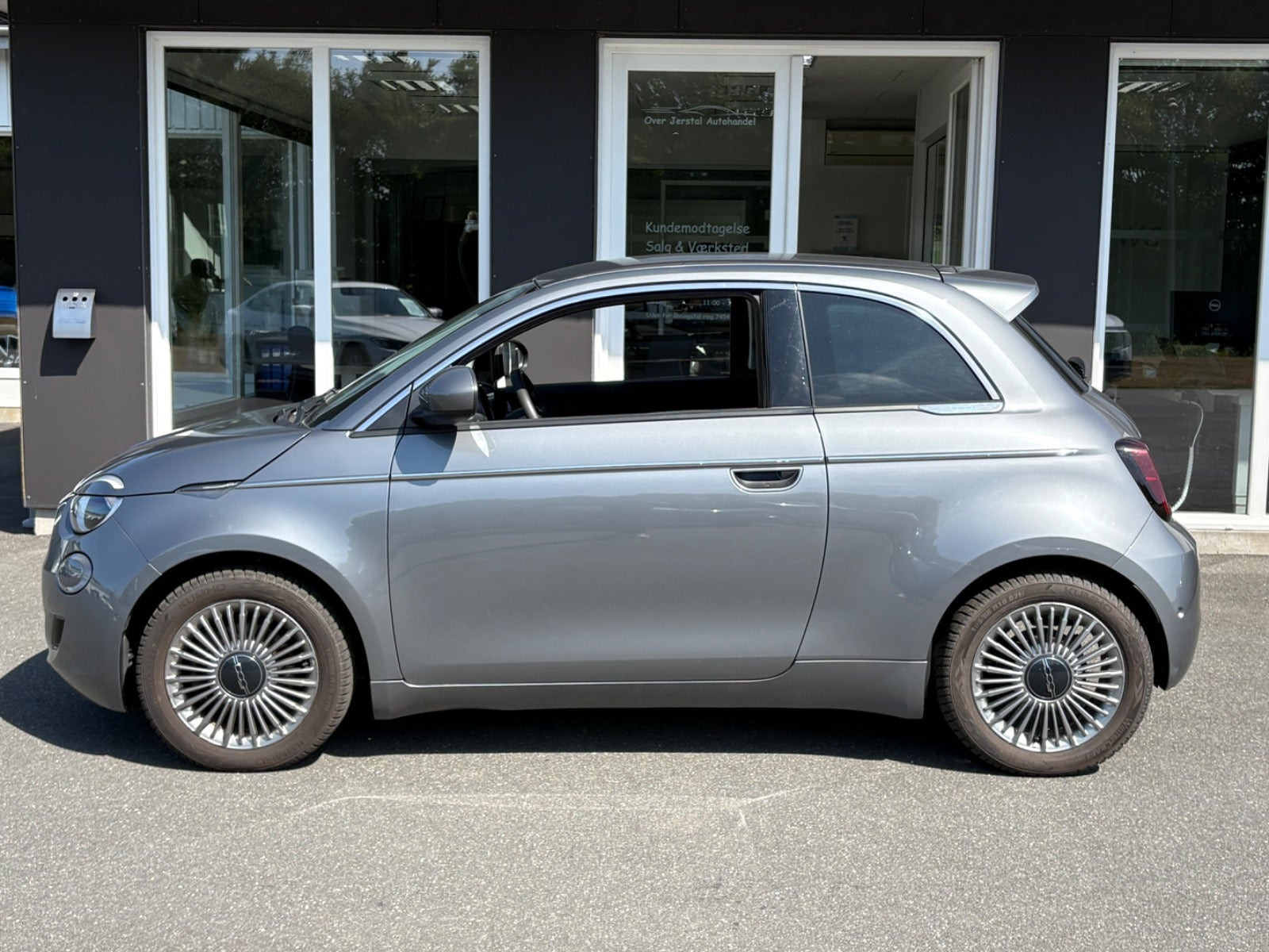 Grå Fiat 500e fra 2023