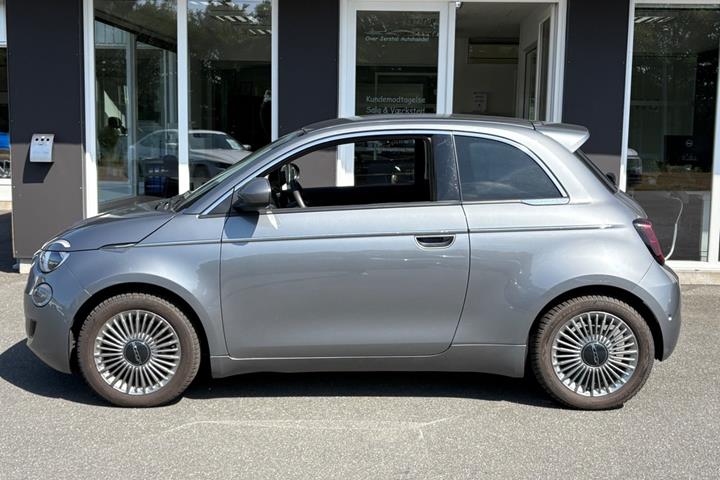Grå Fiat 500e fra 2023