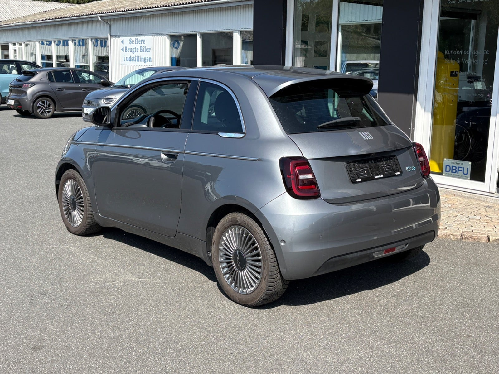 Grå Fiat 500e fra 2023