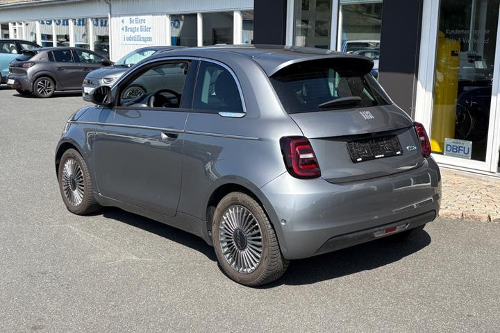 Grå Fiat 500e fra 2023