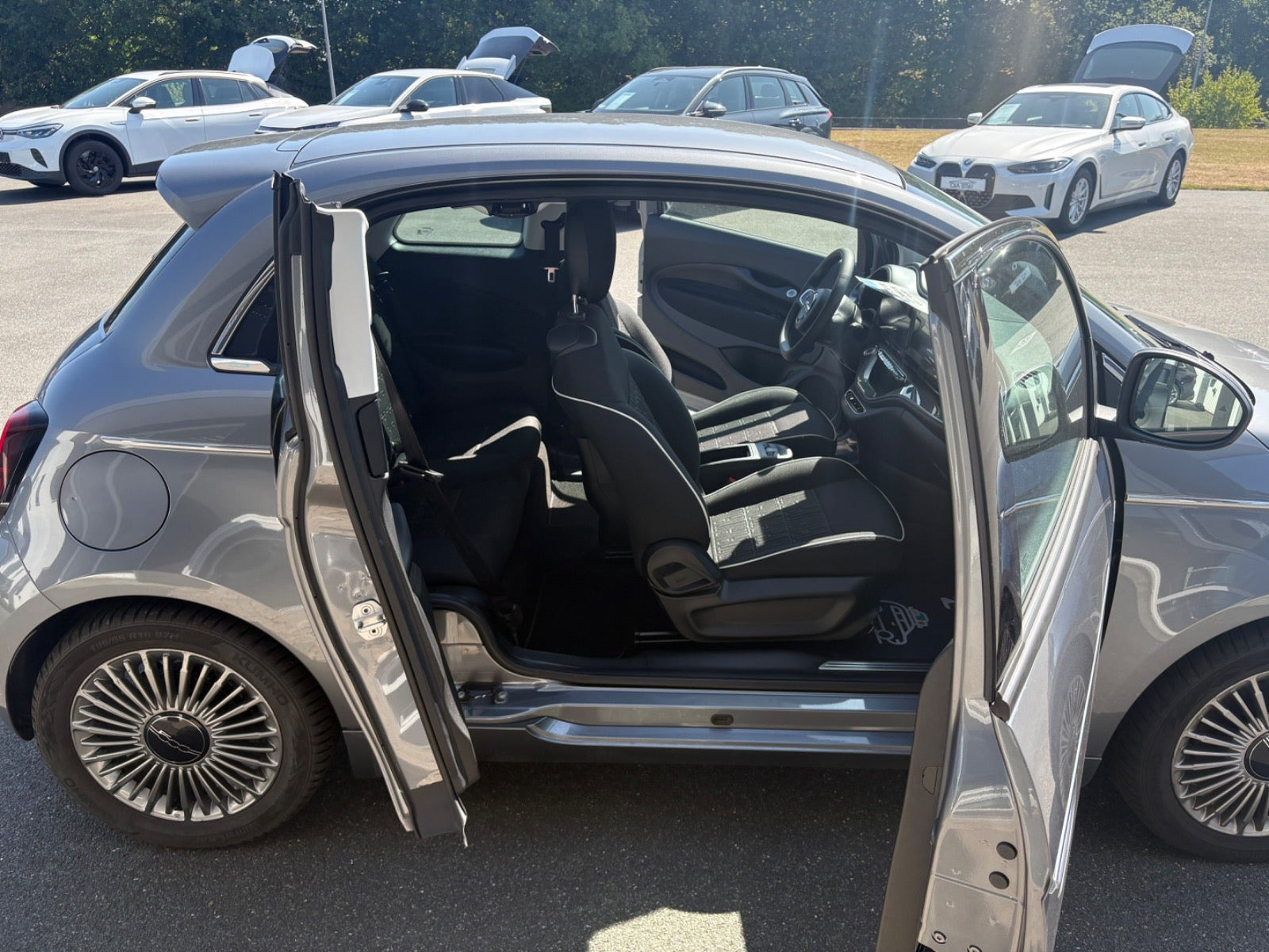 Grå Fiat 500e fra 2023