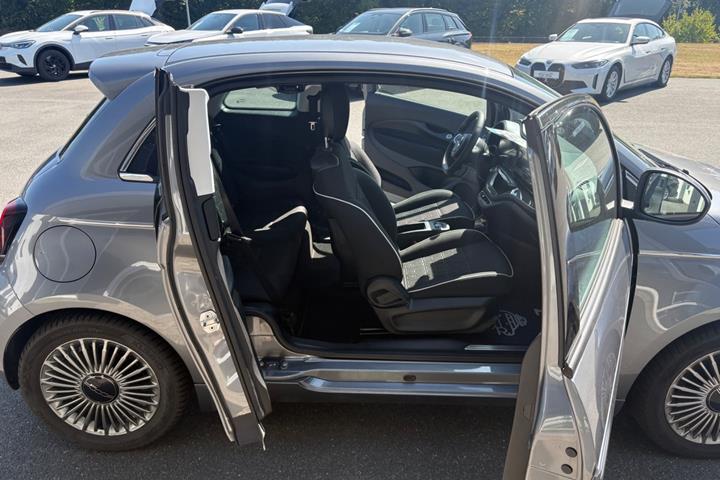 Grå Fiat 500e fra 2023