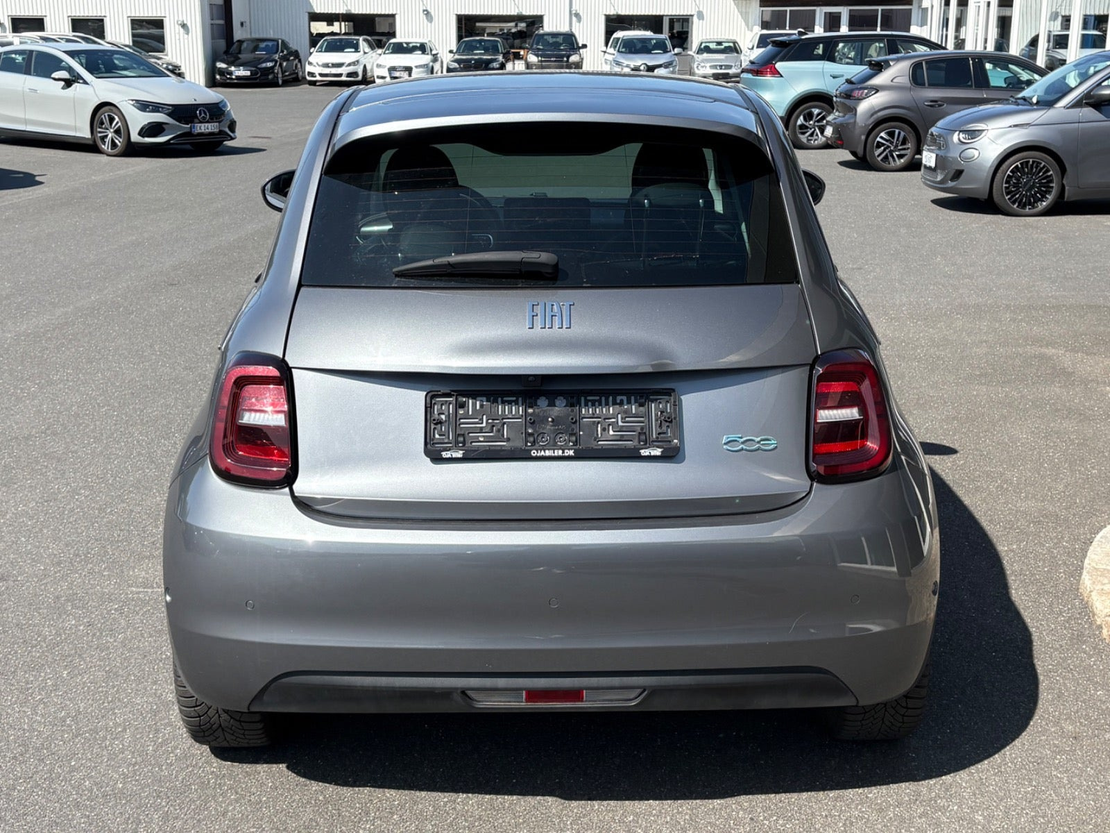 Grå Fiat 500e fra 2023