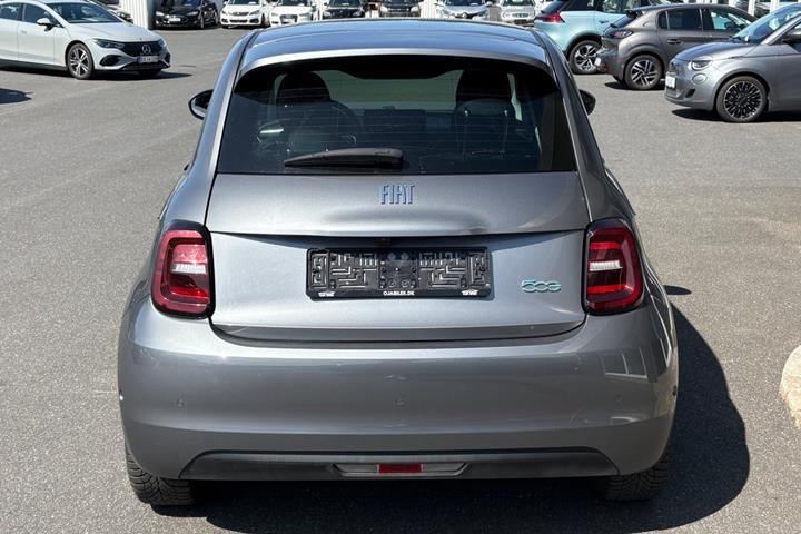 Grå Fiat 500e fra 2023