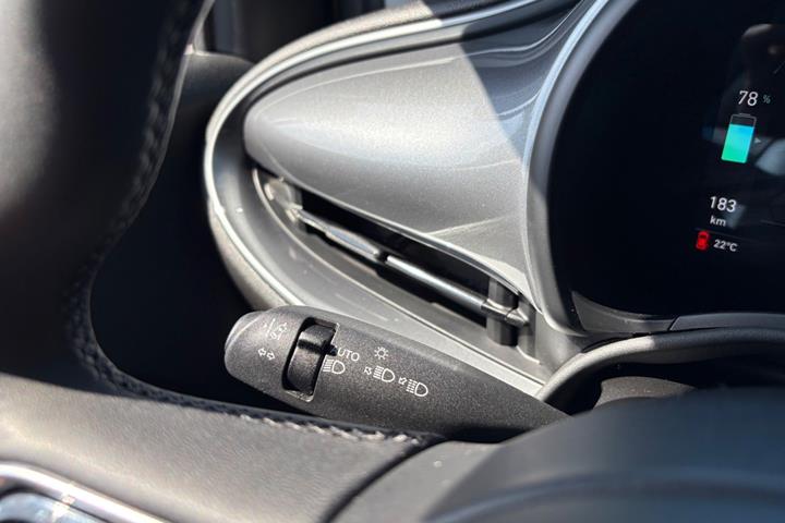 Grå Fiat 500e fra 2023