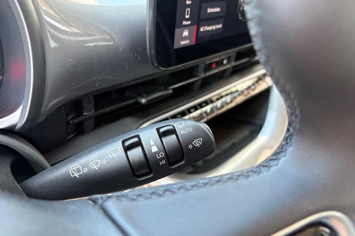 Grå Fiat 500e fra 2023