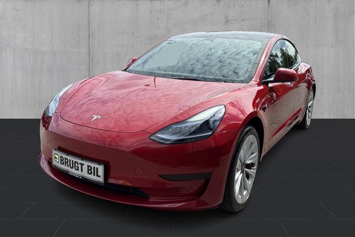 Rød Tesla Model 3 fra 2022 set udefra