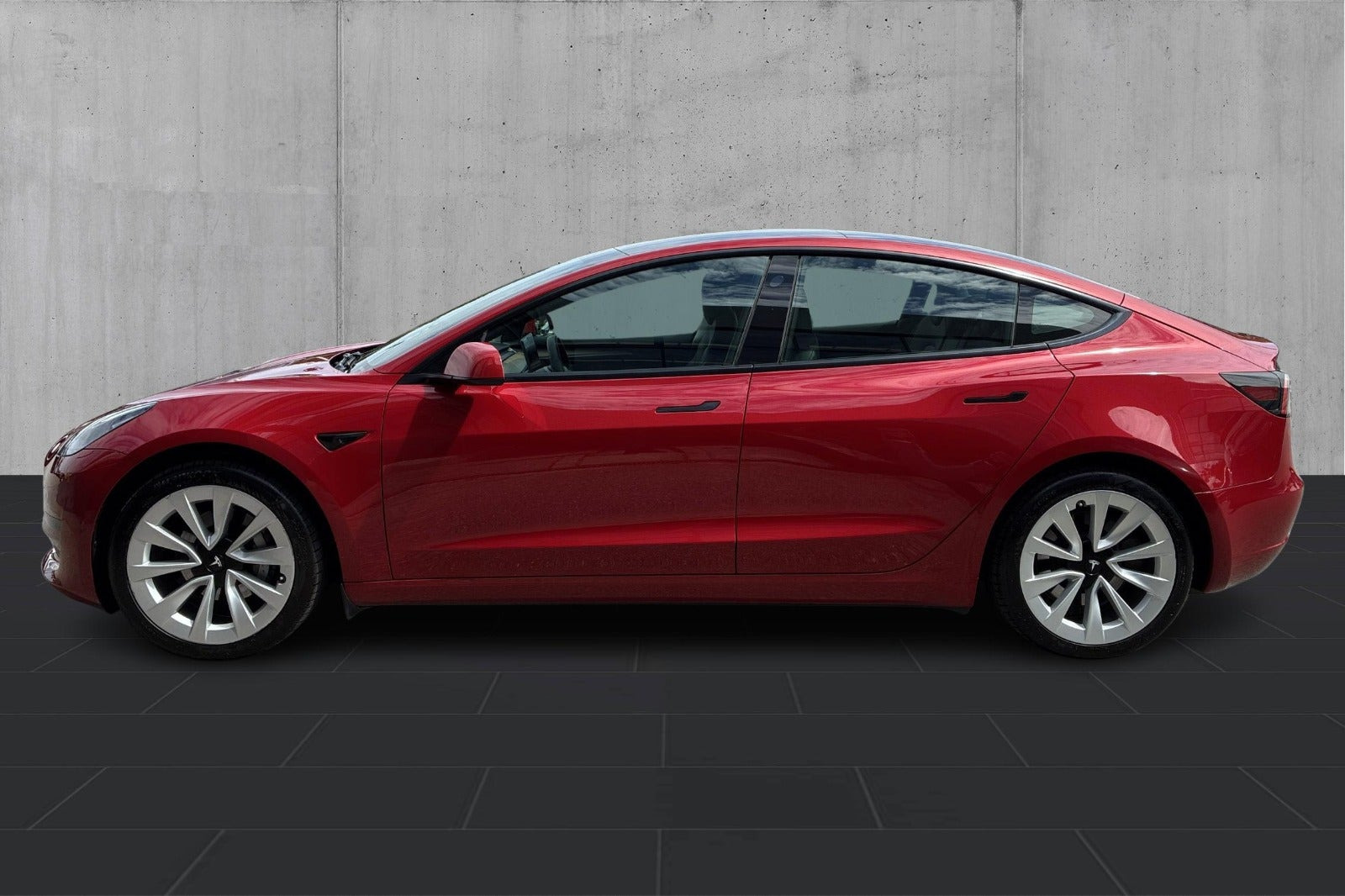 Rød Tesla Model 3 fra 2022