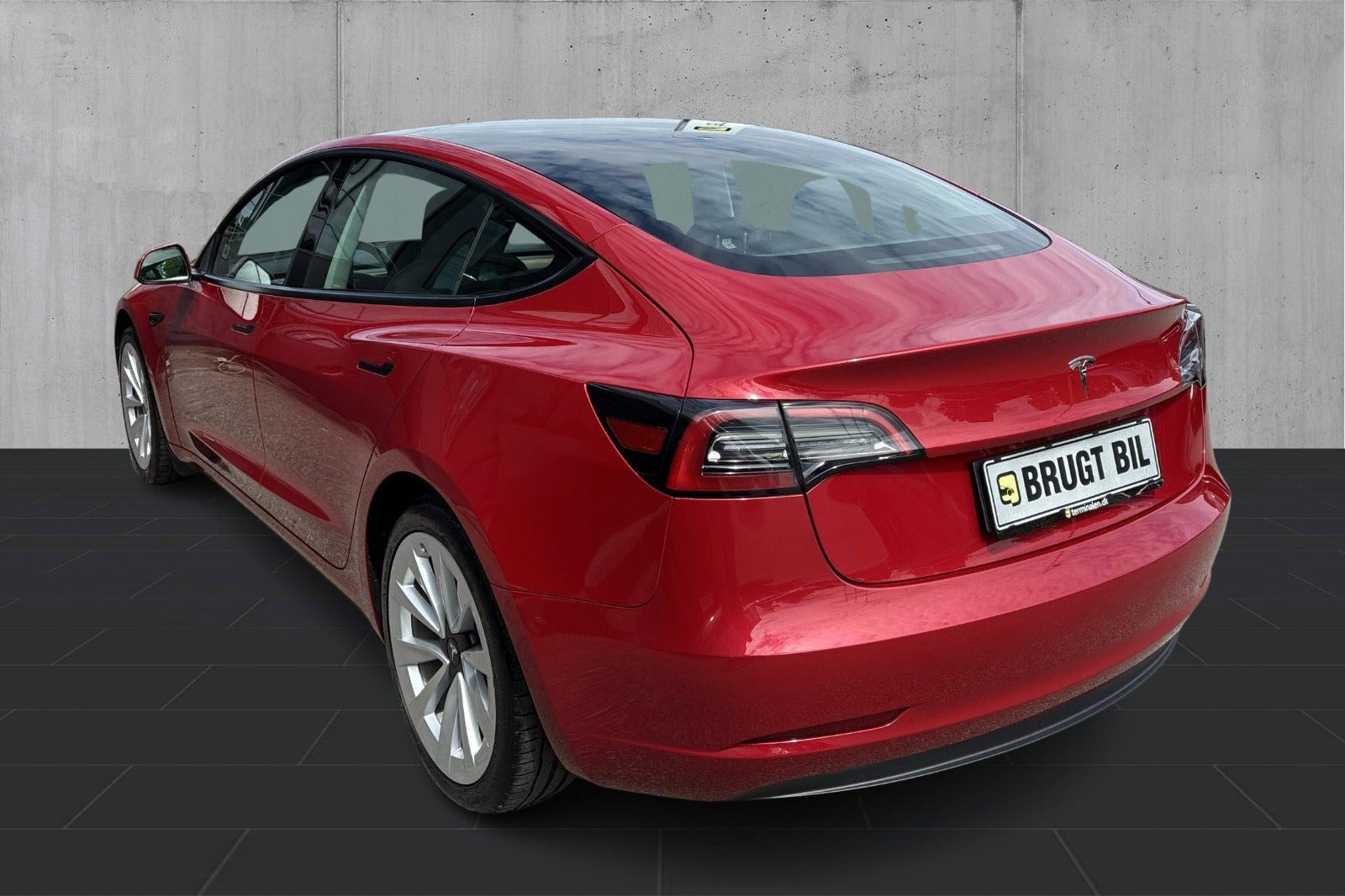 Rød Tesla Model 3 fra 2022
