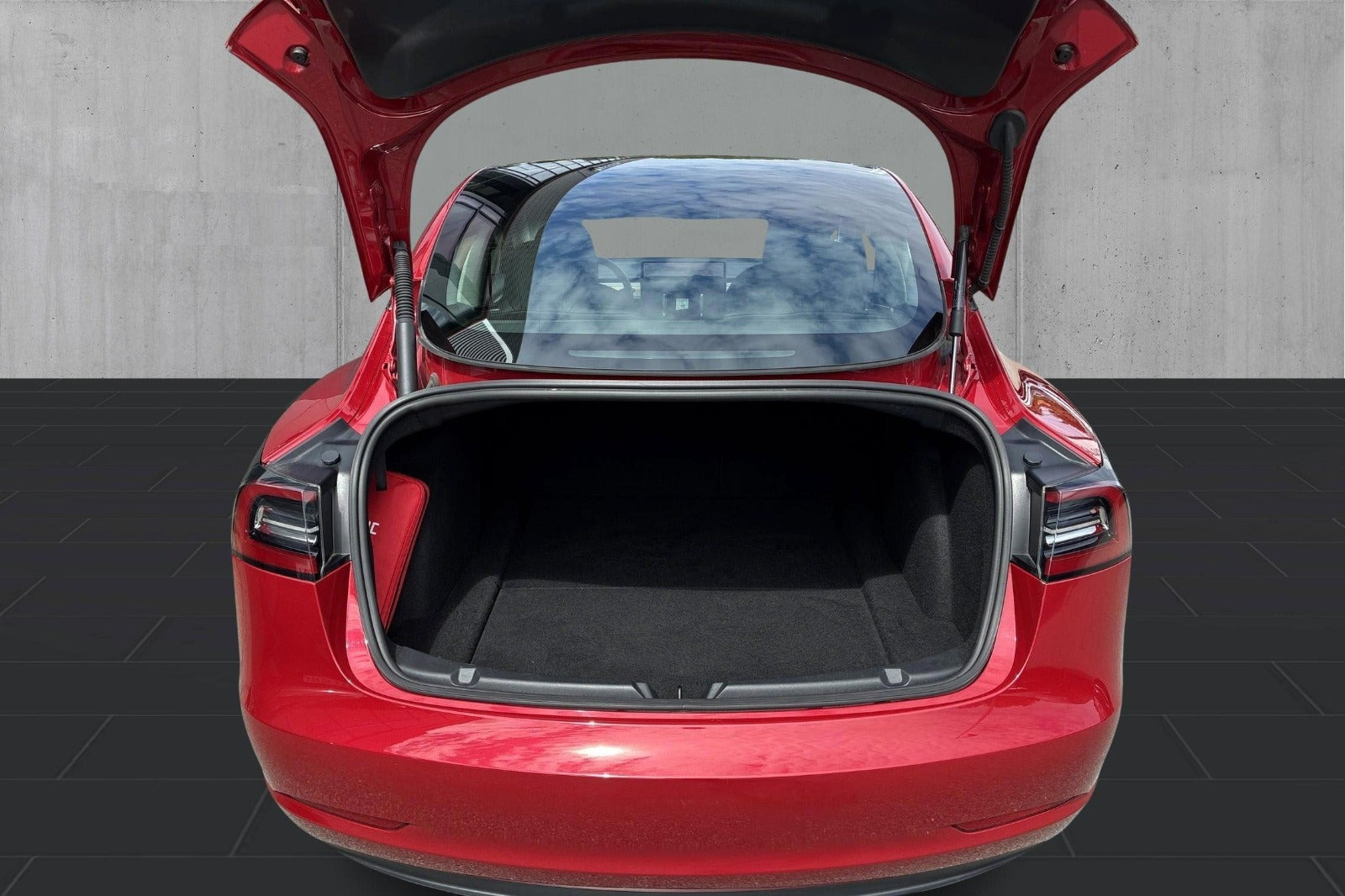 Rød Tesla Model 3 fra 2022