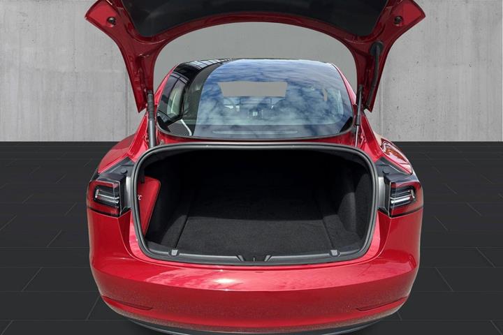 Rød Tesla Model 3 fra 2022