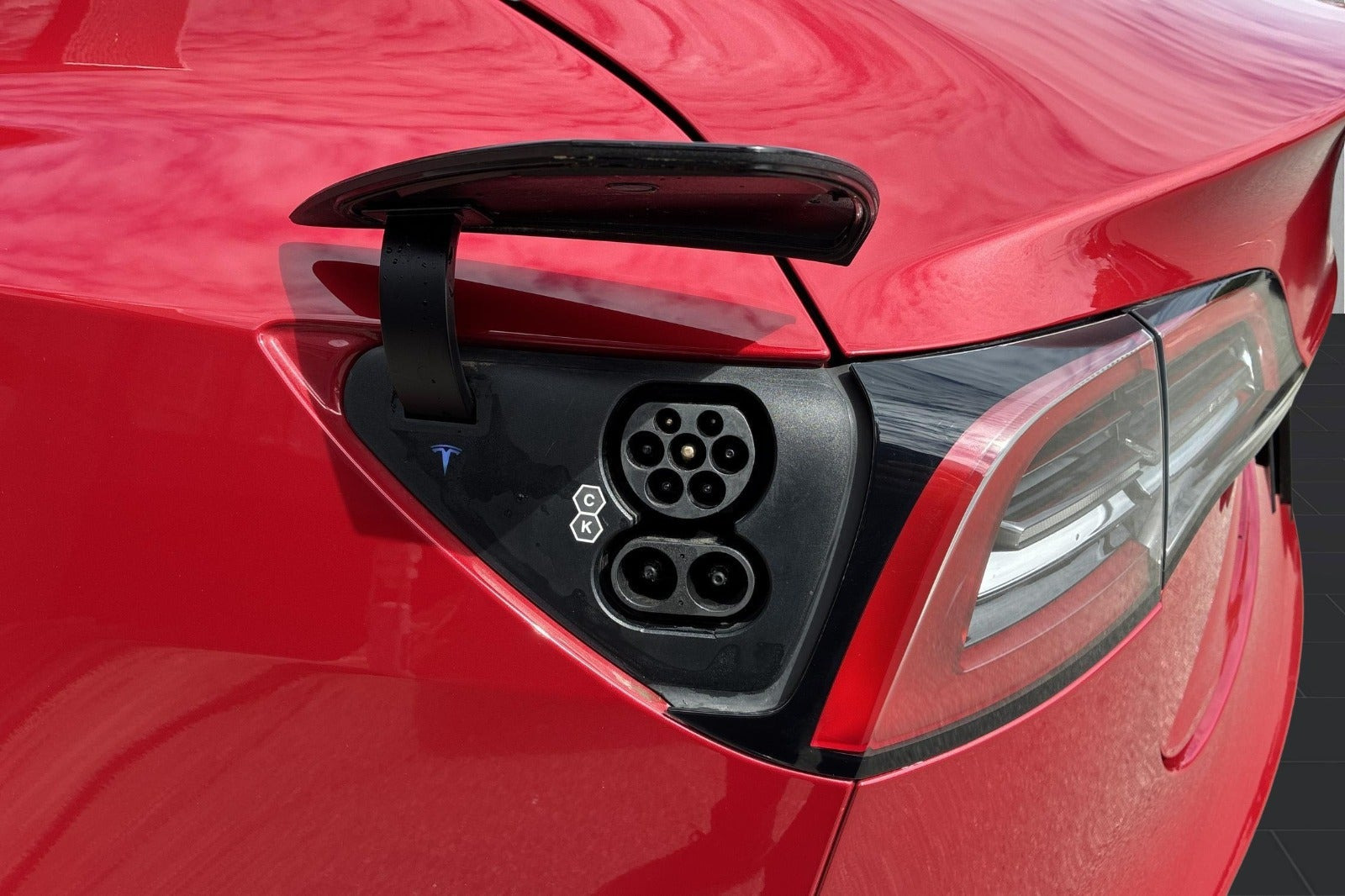 Rød Tesla Model 3 fra 2022