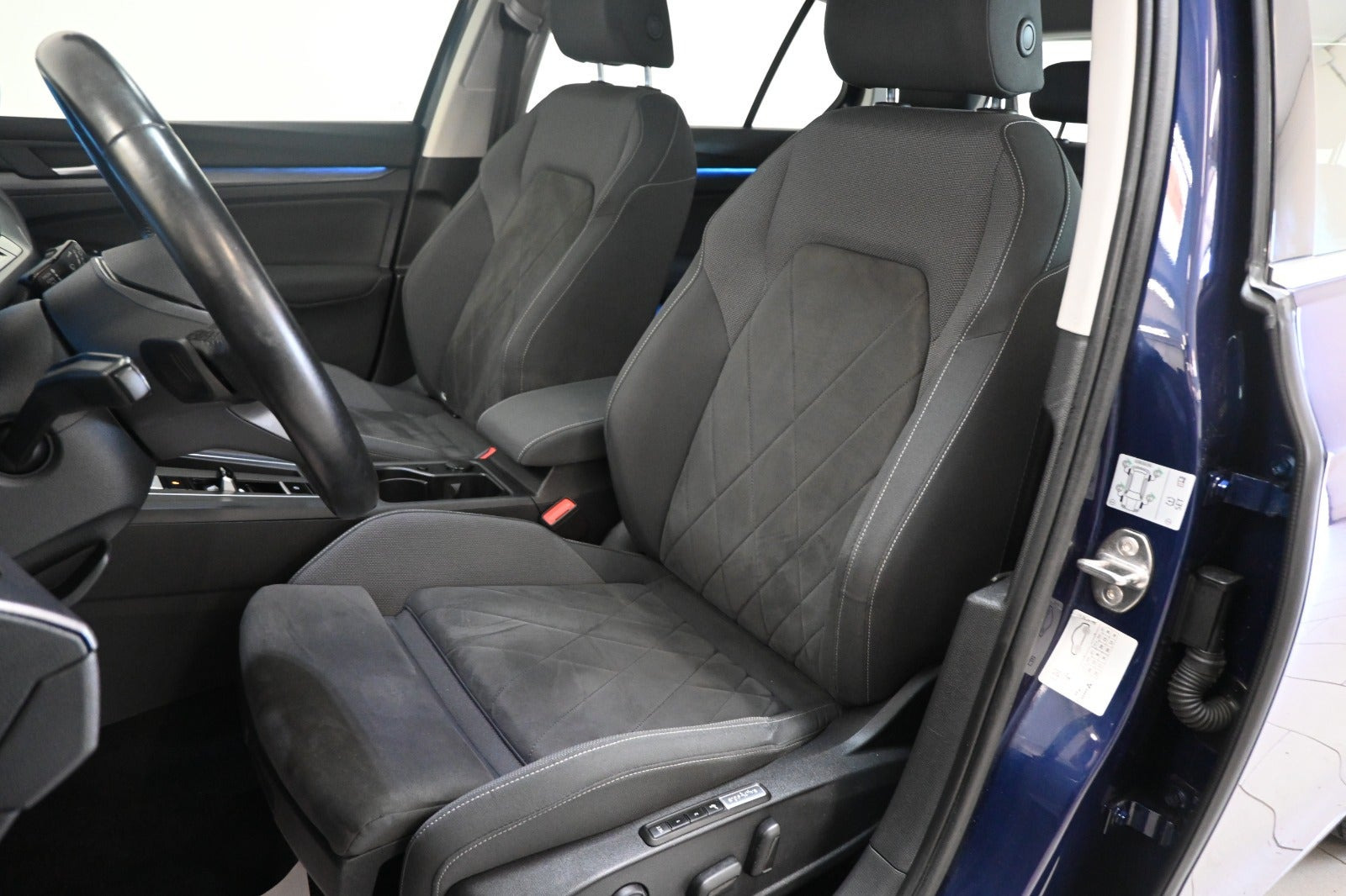 Blå VW Golf VIII fra 2021