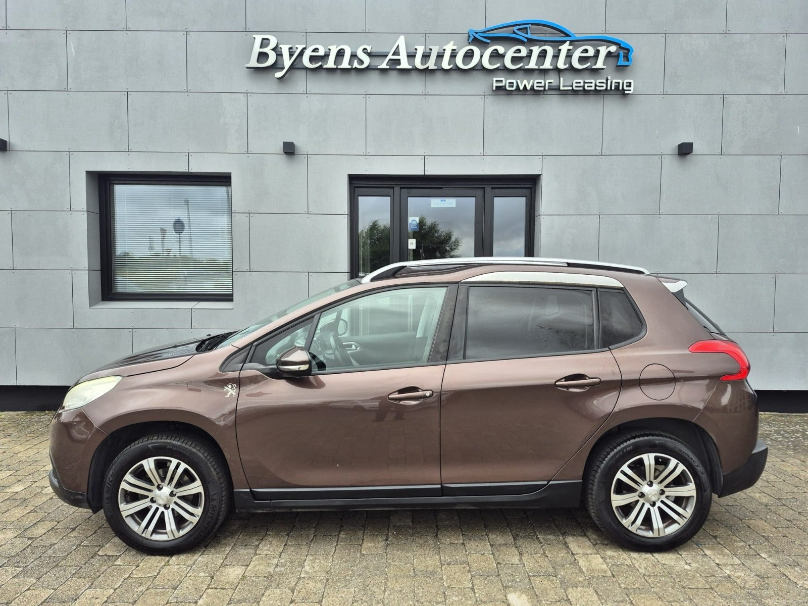 Rød Peugeot 2008 fra 2014