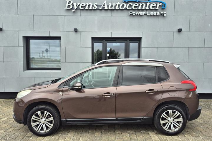 Rød Peugeot 2008 fra 2014