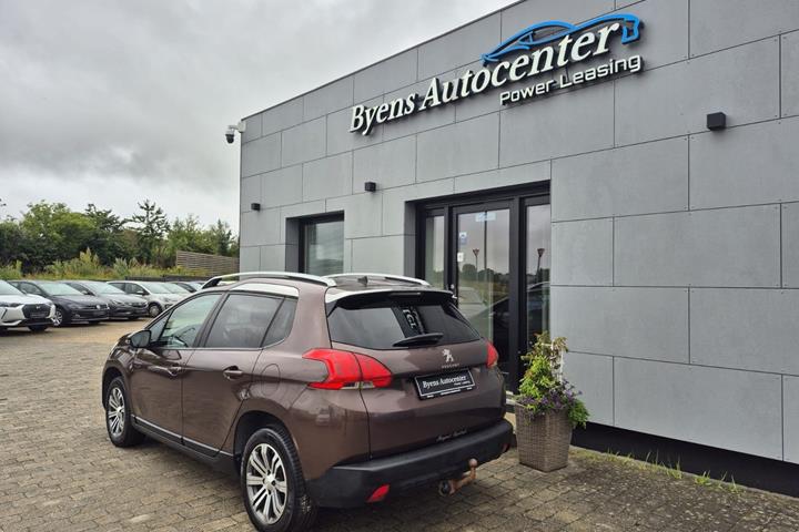 Rød Peugeot 2008 fra 2014