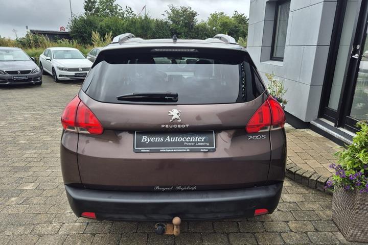 Rød Peugeot 2008 fra 2014
