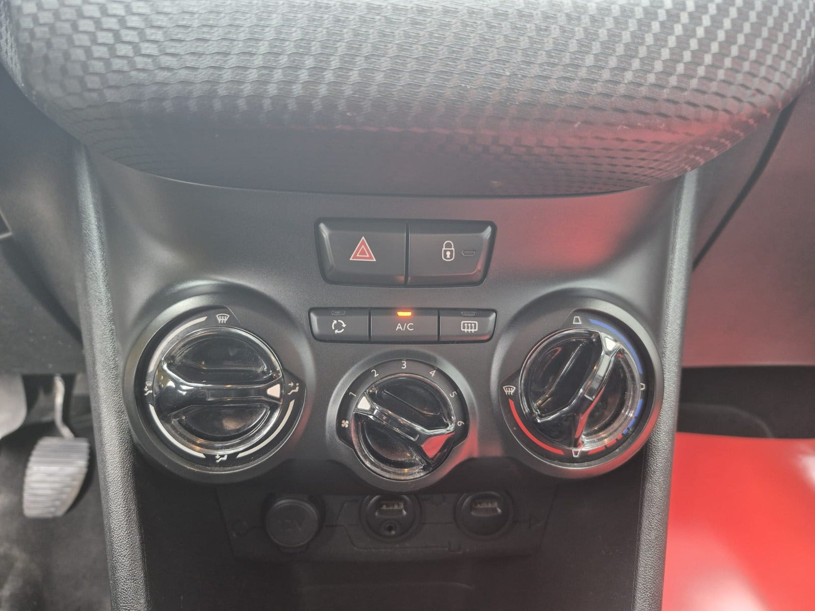 Rød Peugeot 2008 fra 2014