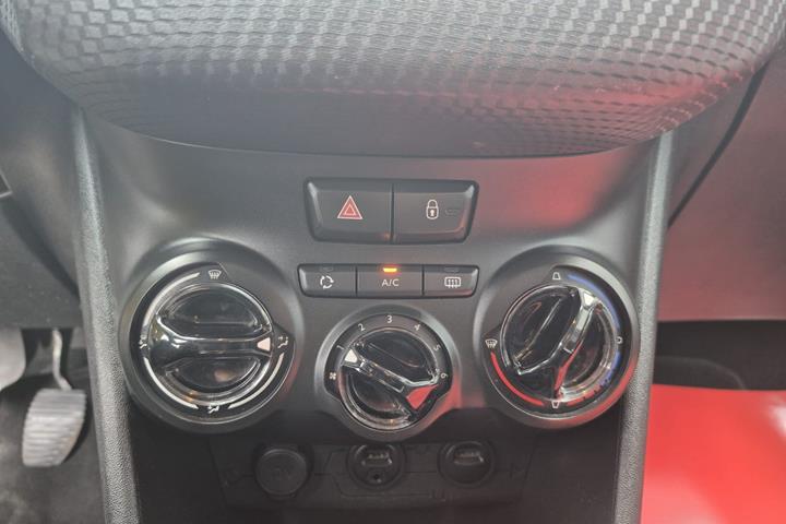Rød Peugeot 2008 fra 2014
