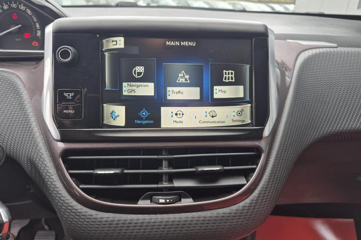 Rød Peugeot 2008 fra 2014