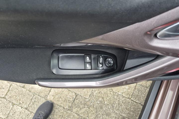 Rød Peugeot 2008 fra 2014