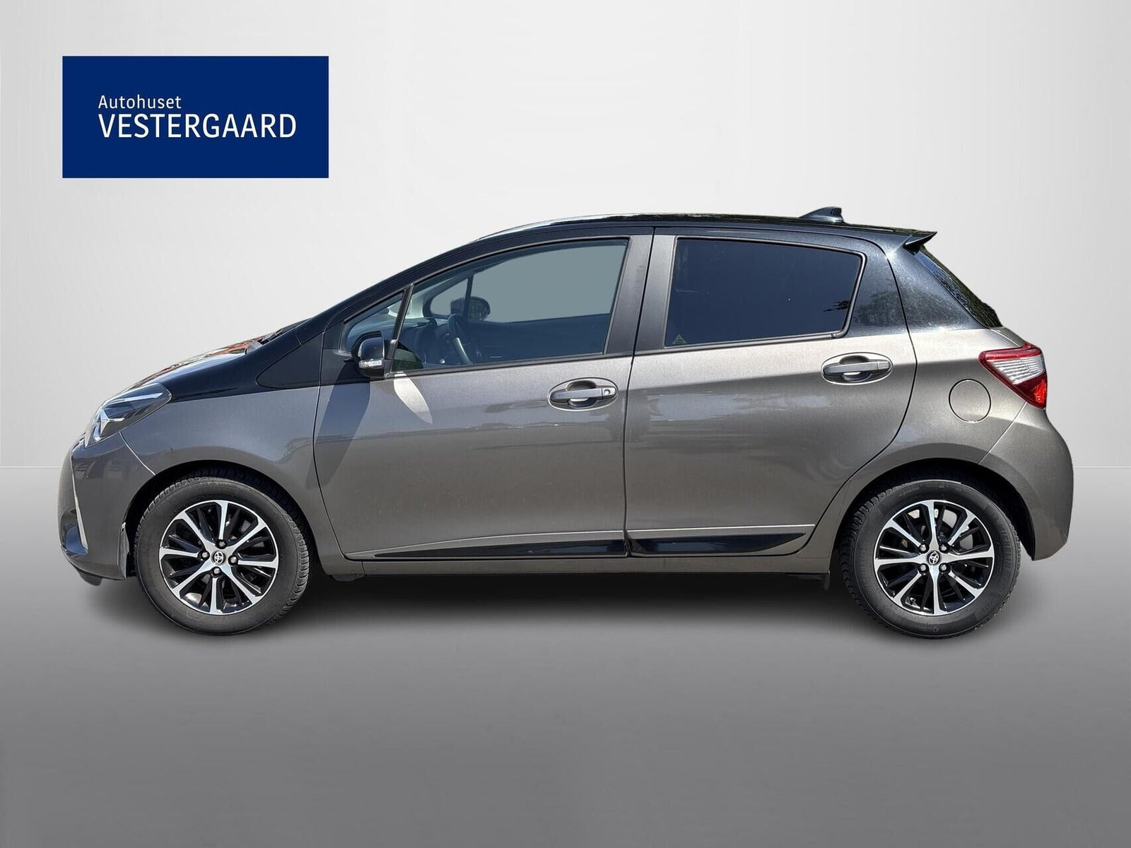 Beige Toyota Yaris fra 2018
