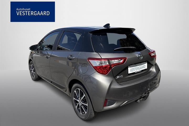 Beige Toyota Yaris fra 2018