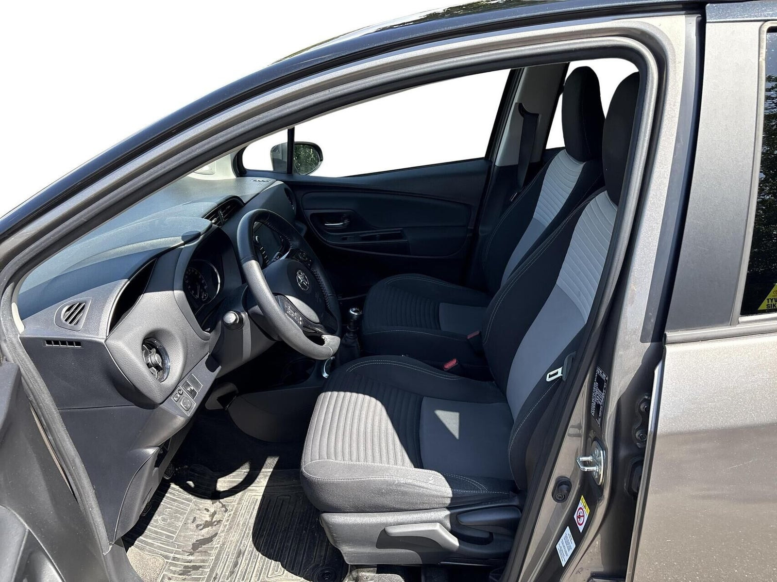 Beige Toyota Yaris fra 2018