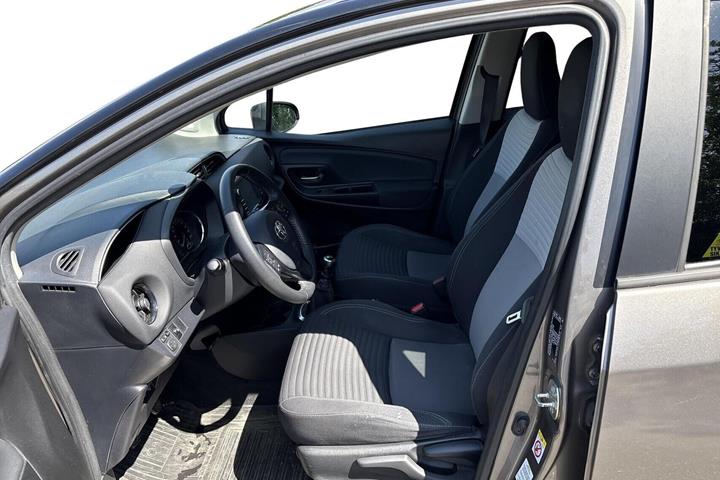 Beige Toyota Yaris fra 2018