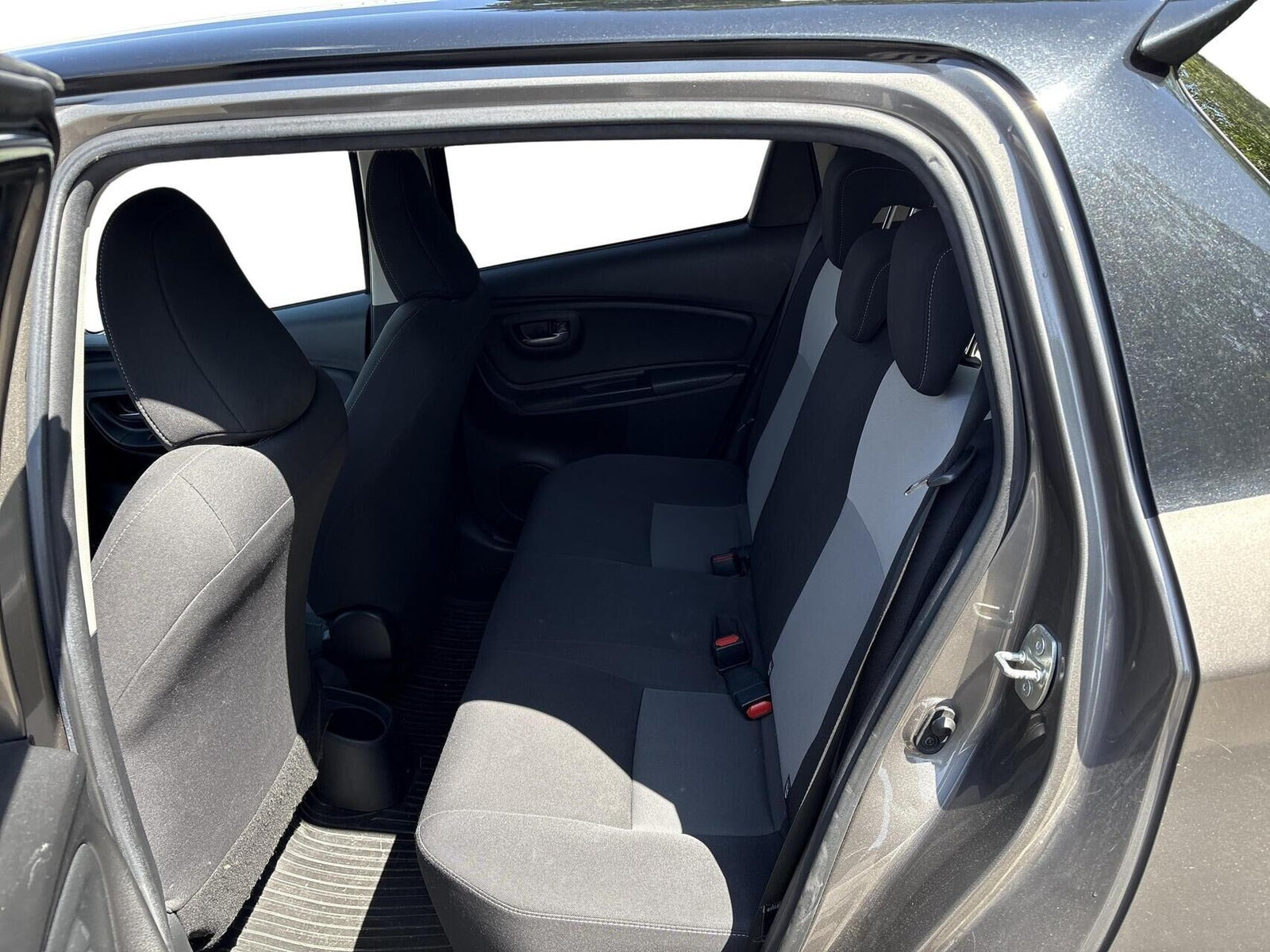 Beige Toyota Yaris fra 2018