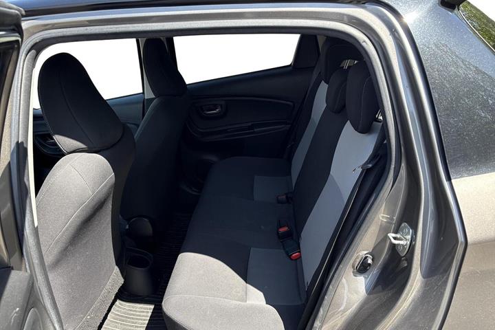 Beige Toyota Yaris fra 2018