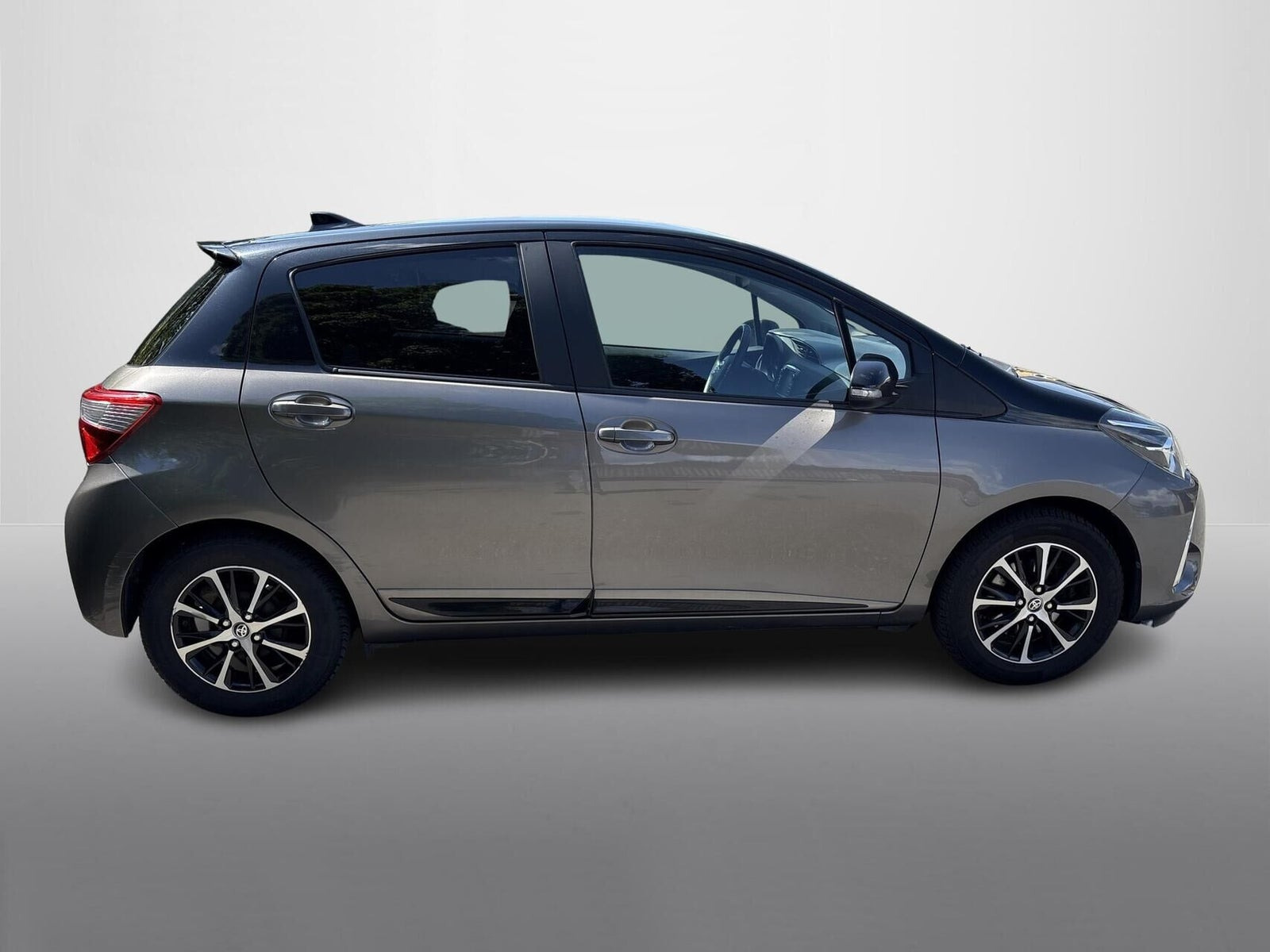 Beige Toyota Yaris fra 2018