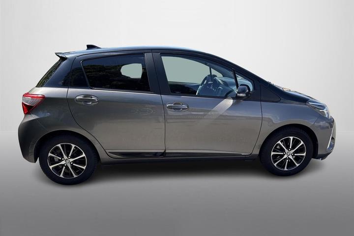 Beige Toyota Yaris fra 2018
