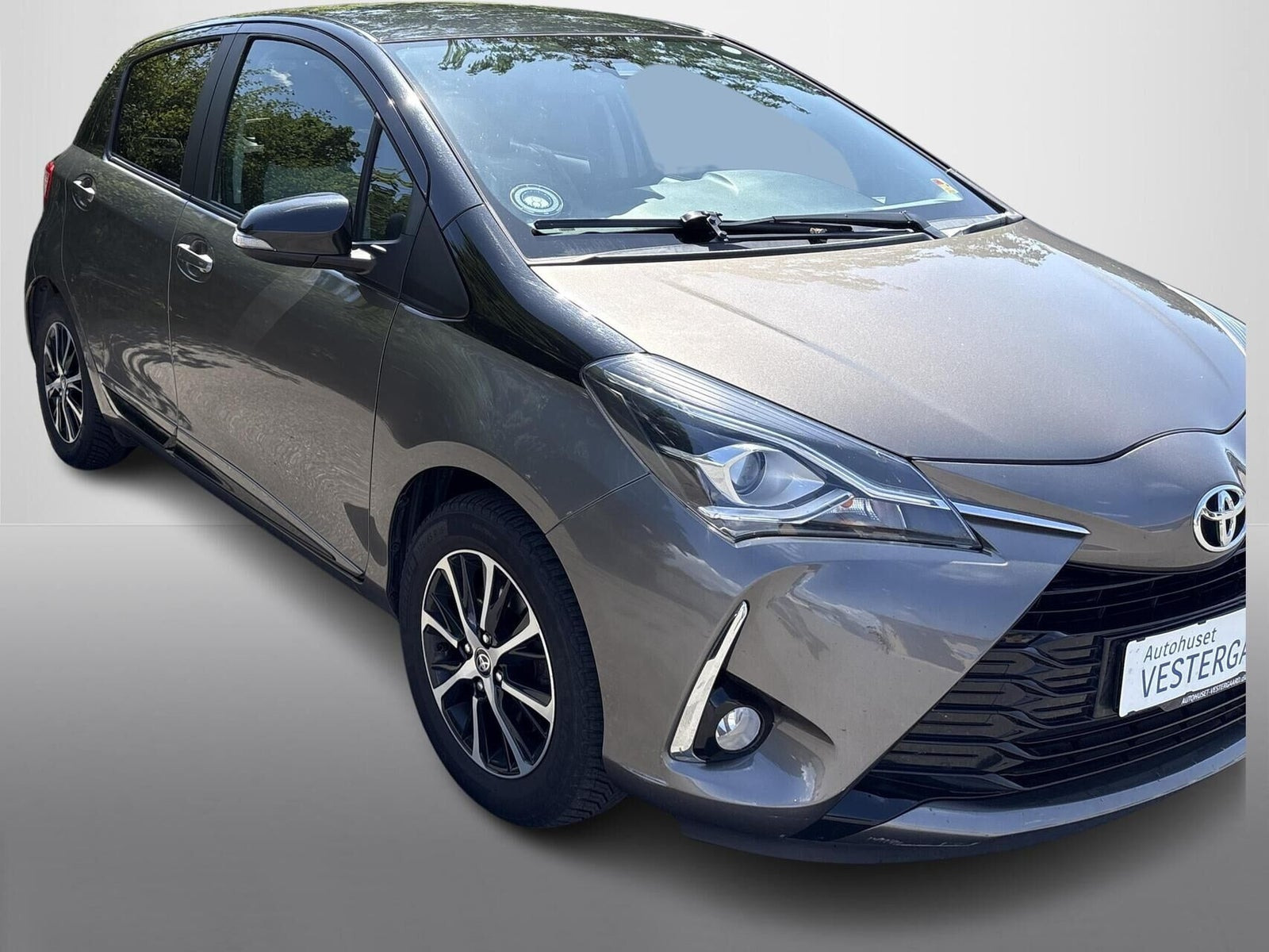 Beige Toyota Yaris fra 2018