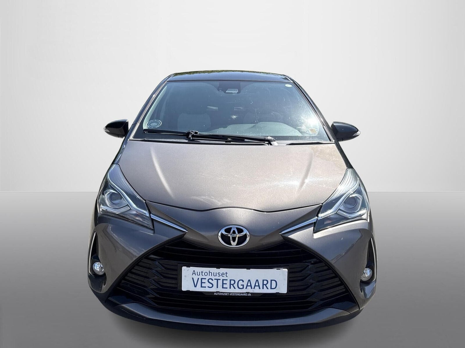 Beige Toyota Yaris fra 2018