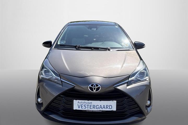 Beige Toyota Yaris fra 2018