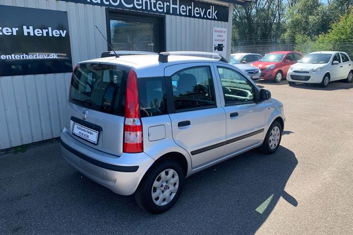Sølv Fiat Panda fra 2011