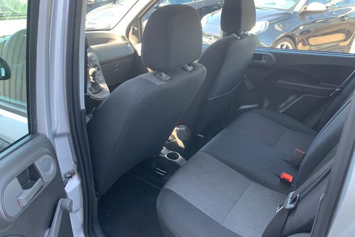 Sølv Fiat Panda fra 2011