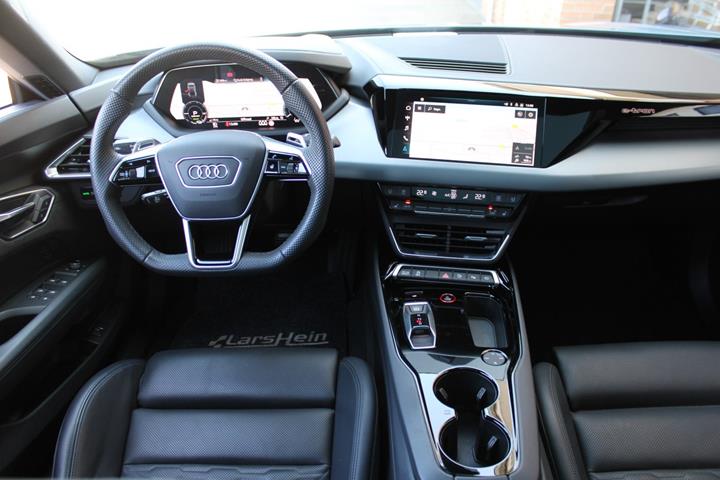 Grå Audi e-tron GT fra 2023