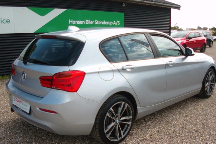 Sølv BMW 118i fra 2018