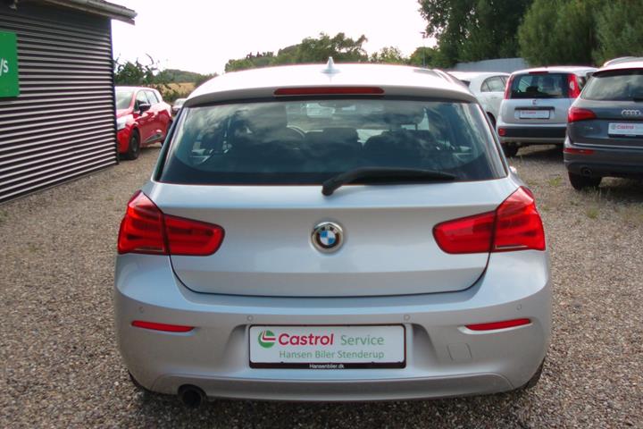 Sølv BMW 118i fra 2018
