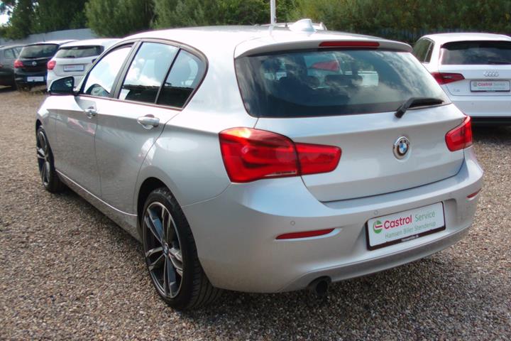 Sølv BMW 118i fra 2018